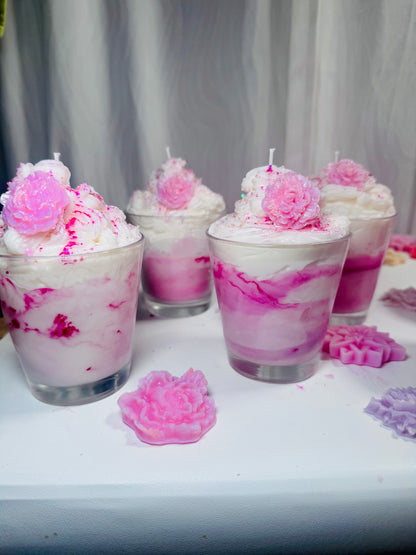 Dessert Kerzepassend zum Frühling mit einem Duft nach frischer Wäsche und einem Blumenmeer